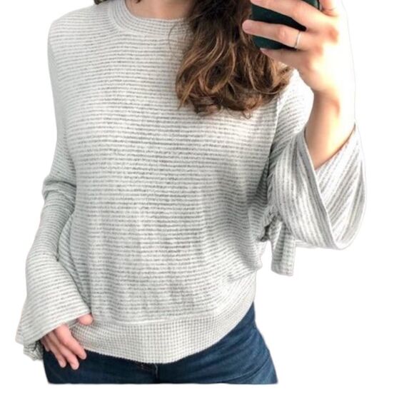 ✨ Abercrombie & Fitch Bow Tie Sleeve Sweater✨ - Picture 5 of 8